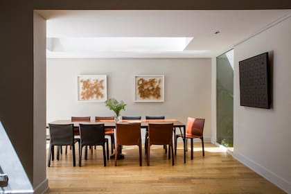 Sillas ‘CAB’, de Mario Bellini
(Cassina) y obra de Luis Tomasello