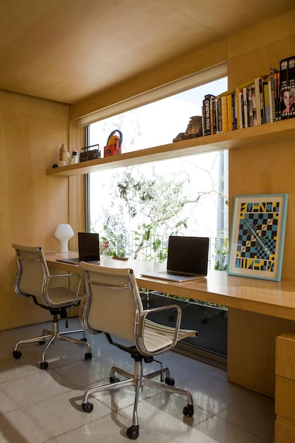 Sillas de escritorio ‘Aluminum en el escritorio con lugar para dos con vista a la terraza.