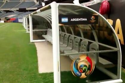 Sillas de plástico en el banco del Soldier Field