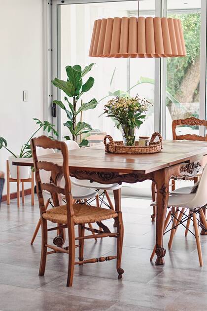 Sillas Eams y de estilo provenzal conviven en @decolookbook