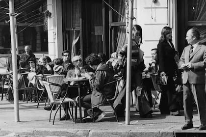 Sillas en la vereda en 1970 en La Biela