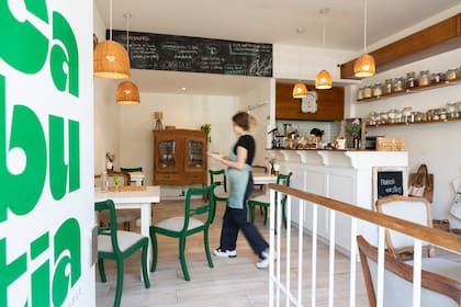 Sillas en verde y muebles de época son parte de la estética fresca y personal.