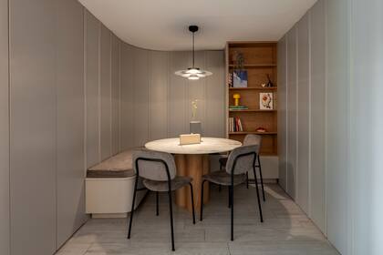 Sillas (Estudio TE). Mesa con tapa de Neolith diseñada por Ideï, al igual que el banco curvo. La lámpara (Boutique de Luz) se eligió por su luz enfocada pero sutil.