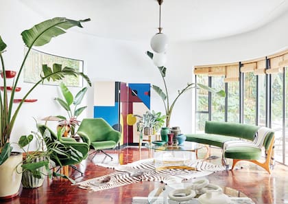 Sillas giratorias vintage de Osvaldo Borsani. Renée Russouw pintó el biombo tomando como inspiración los jarrones de piedra sobre la mesa baja.