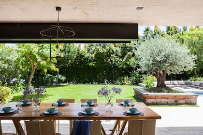 Sillas, mesa de pino canadiense y lámpara de hierro (todo de Hugo Tonti)