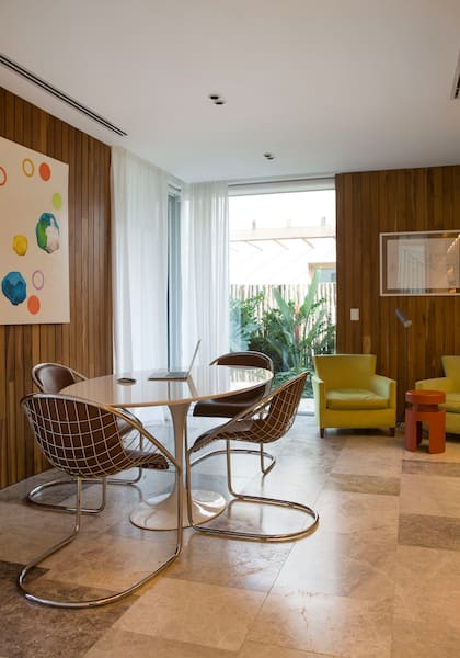Sillas Minotti, mesa Tulip y cuadro "Masas", de Cynthia Cohen.