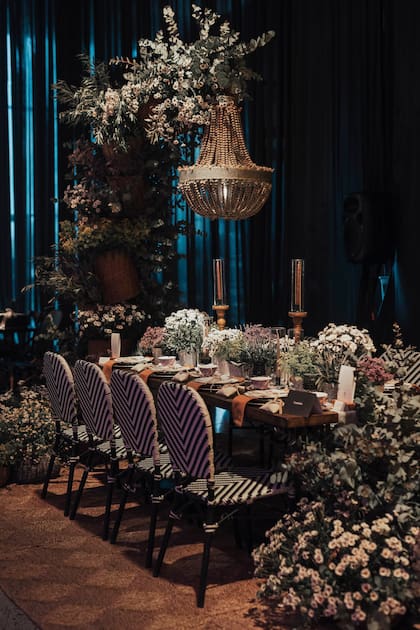 Sillas 'Paris' (Godino Saenz). Lámpara (Luminis).