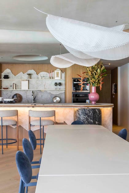 Sillas “Retórica”, de la colección “Fugaz”, luminarias “Hoja” y mesa “Prêt-à-Porter” con cuña de aluminio (todo de La Feliz).