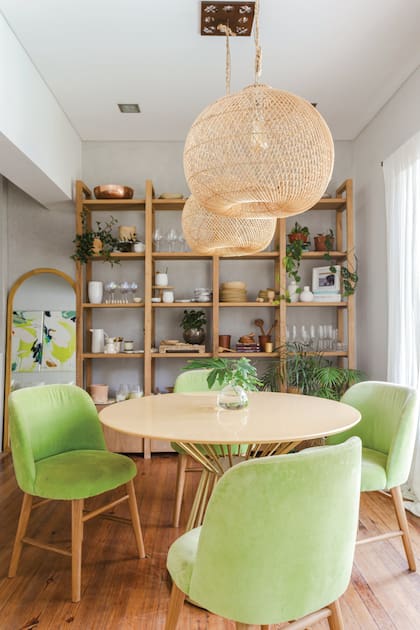 Sillas ‘Sol’ (El Camino Studio) tapizadas con pana ‘161’ (Casa Almacén). Lámparas (Compañía Nativa). Para la mesa, Gabriela le encargó la base cromada a Tienda de Hierros; el acabado en bronce, a Analcrom, y la tapa de MDF laqueado, a Carola Mauer