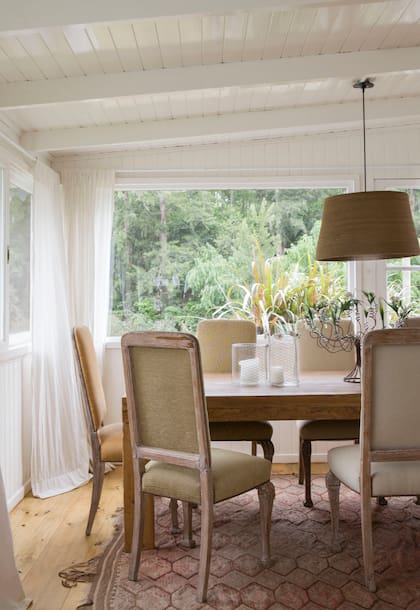 Sillas tapizadas, mesa de pino tea, árbol de alambre, fanales de vidrio (ambos de 7-27 Home Collection)