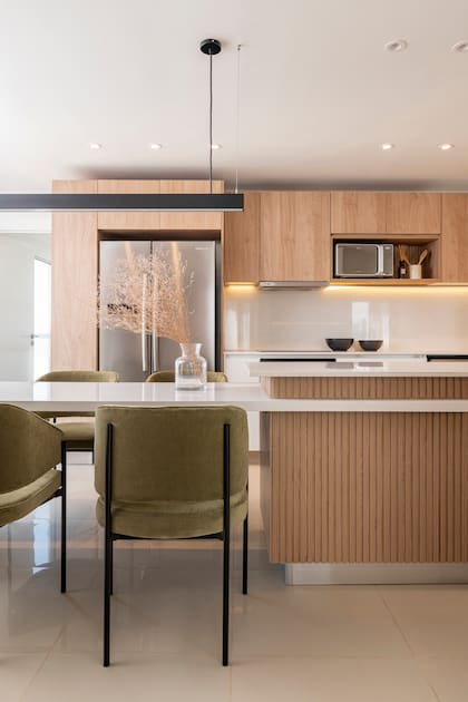 Sillas (Urbano Estudio) y mesada (Purastone blanco paloma). Lámpara (Luminocity iluminación)