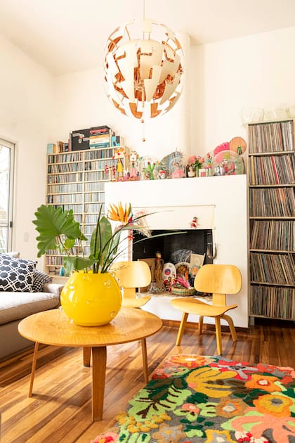 Sillas y mesa ratona diseñadas por Charles & Ray Eames.