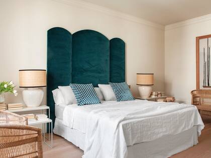 Sillas y respaldo a medida, todo del estudio de María Santos.