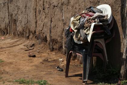 Sillas y ropa apiladas que se guardan al aire libre porque los espacios de las viviendas son todos muy pequeños. Casi ninguna familia tiene un comedor y están acostumbrados a hacer todo en el patio.