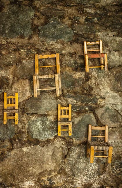 Detalle de las pequeñas sillitas que cuelgan de una de las paredes de La Constancia.
