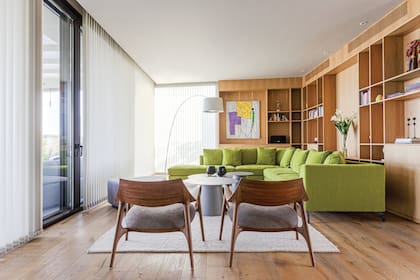 Sillón (Barrionuevo Arquitectas). Sillas ‘Celine’ del diseñador brasileño Jader Almeida para la firma Sollos (Solsken). Lámpara 'Twiggy' (Foscarini). Piso de roble de Eslavonia (Patagonia Flooring).