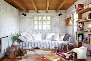 Una antigua casita de estilo inglés en un campo familiar se acondicionó para escapadas y vacaciones