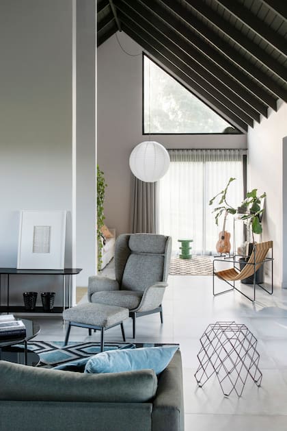 Sillón con reposapiés y taburete de acero inoxidable ‘R24’, de la argentina Paula Valentini (todo de Monoccino).