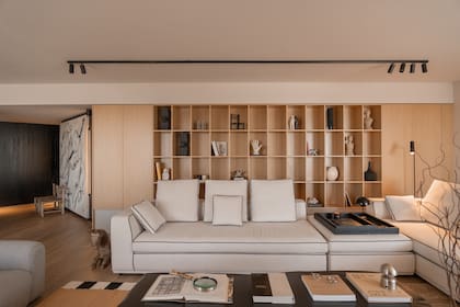 Sillón en L, un diseño del Estudio realizado por Boussard. Biblioteca diseñada por el Estudio y realizada por Portela Design Muebles. Iluminación (Dimm).