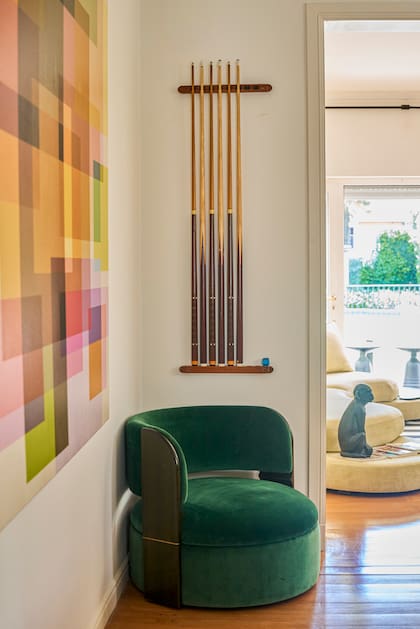 Sillón en terciopelo y madera (La Feliz) y cuadro de Martín di Girolamo.