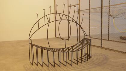 Sillón-escultura de hierro realizado por Rochelle Goldberg