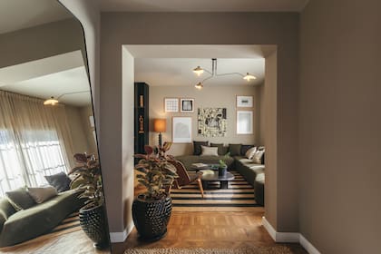 Sillón esquinero (Area Design). Lampara de techo A269 (Unik Light & Design). Alfombra rayada (Le Souk).