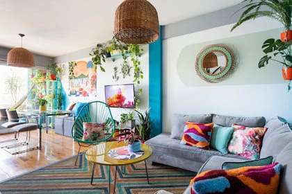 Sillón (Flower Deco). Almohadones (Casa Ramón). Macetas (Coco Cerámica). Alfombra recuperada y pintada a mano. Los objetos que remiten a la náutica son recuerdos de viajes.