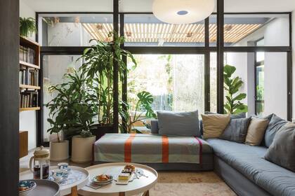 Sillón hecho a medida (Tapicería Artística), lámpara de techo (Iluminación Agüero).