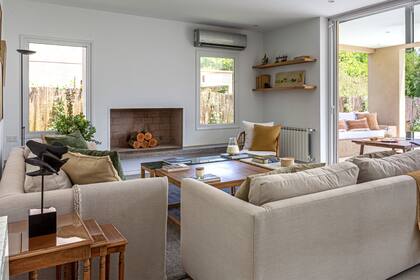 Sillón individual ‘Gervasoni’, dos sillones ‘Mote’ y juego de tres mesas de centro ‘Met’ de madera, de mármol blanco turco y verde de la India (todo de Lacroze Studio). Alfombra (RugIt),