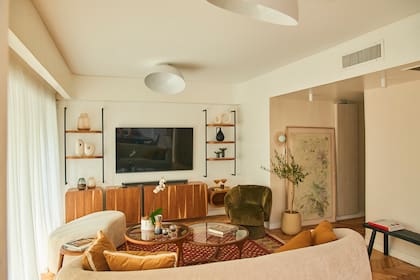 Sillón individual (Landmark). Banqueta negra, consola, racks colgantes y artefactos de iluminación (Vint Market). Cuadro (Paula Vinuesa Arte).