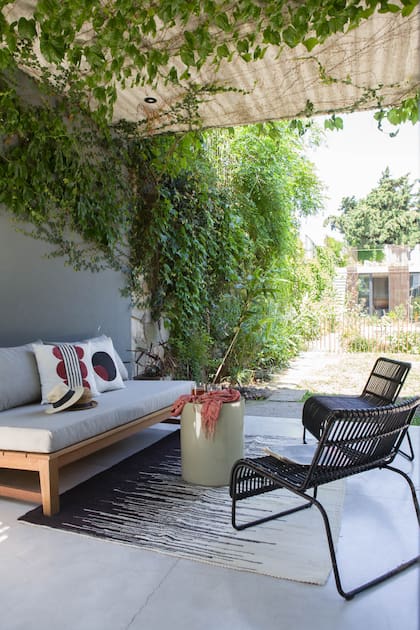 Sillón (La Base Studio). Almohadones estampados (Pezkoi Deco). Mesa cilíndrica laqueada (Nisla Estudio). Sillones individuales (Landmark). Alfombra (Elementos Argentinos).