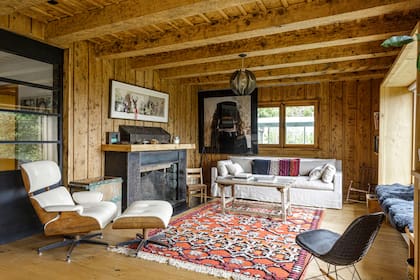 Sillón ‘Lounge’ con otomana de Eames. Alfombra (Anthropologie).