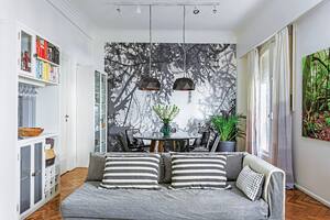 Sillón (Mesopotamia BA). Funda confeccionada por la dueña de casa. Almohadones rayados (Bag It). Manta (Luna Deco). Mural ‘Bosque’ (Tinta Chini). Maceta (Enraizar) Fotografía ‘Aldea Yeyi’ (Martín Sigal).