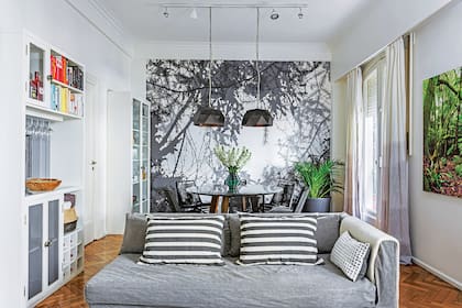 Sillón (Mesopotamia BA). Funda confeccionada por la dueña de casa. Almohadones rayados (Bag It). Manta (Luna Deco). Mural ‘Bosque’ (Tinta Chini). Maceta (Enraizar) Fotografía ‘Aldea Yeyi’ (Martín Sigal).