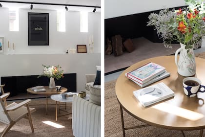 Sillón 'Mila', almohadones, sillones individuales y mesa ratona 'Irupe' (todo de Mesopotamia BA). Alfombra (Sol Palou).