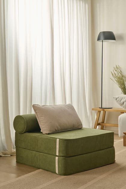 Sillón ‘Milo’ (Loom Haus). En la esquina, lámpara (Fiumine).