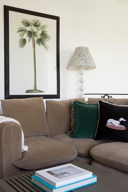 Sillón ‘Noa’, de módulos independientes y en terciopelo teñido artesanalmente en color visón y lámpara ‘Alma'.