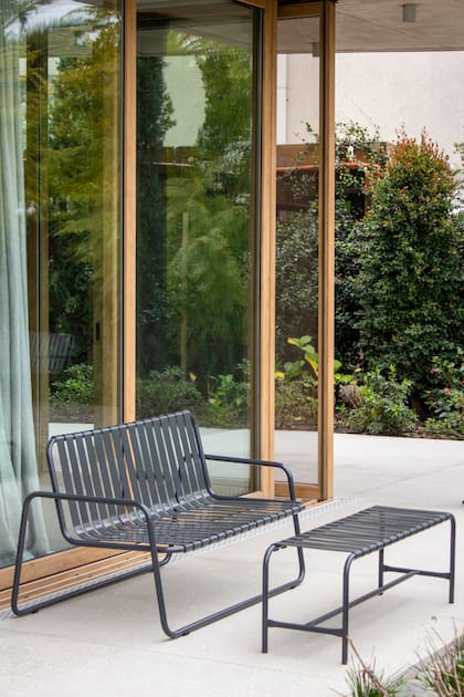 SILLÓN PATRÓN M Y BANCO PATIO. Realizados en caño de sección circular y rectangular, pintados al horno. Sillón: 1,3 m de largo, 75 cm de ancho y 77 cm de altura. Banco: 1,2 m de largo, 35 cm de ancho y 45 cm de altura. @el_yeite