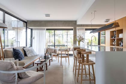 Sillón principal y mesa ratona (Eugenio Aguirre); cuencos cerámicos (Casa Social). Sillón de un cuerpo y lámpara trípode ‘Cruz’ (Garzón Maceda). Lámpara de pie ‘Cavia’ blanca (iMdi). Alfombra (El Espartano).