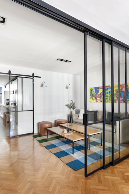 Sillón que ya tenía la dueña de casa, junto a una alfombra traída de un viaje. Obra de Luisa Freixas.