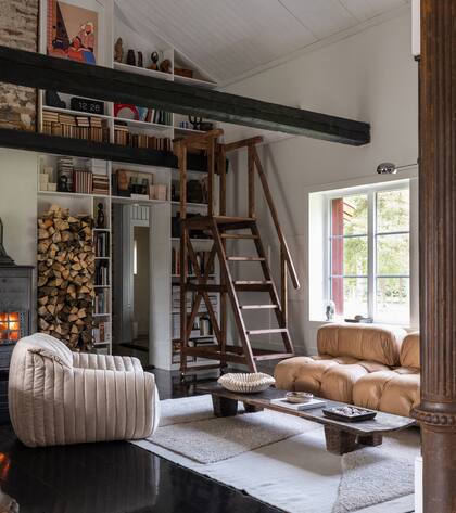 Sillón ‘Sandra’, diseñado por Annie Hieronimus (Ligne Roset) y sofá modular ‘Camaleonda’, diseño de Mario Bellini (B&B Italia).