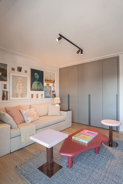 Sillón (Selema). Alfombra (Elementos Argentinos). Mesas ratonas (Naz con Z)