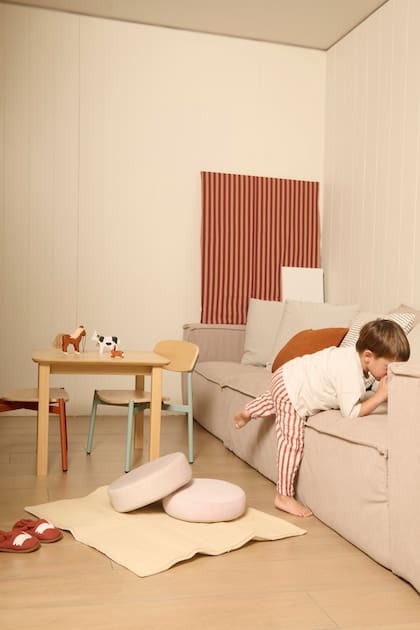 Sillón ‘Selva’ con funda lavable (todo de Loom Haus). Set de manta y almohadones (Chauchitas).