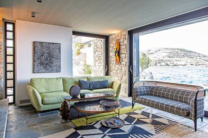 Alfombra ‘Pistachio’ (Gan Rugs). Sillón ‘Targa’ (Gebrüder Thonet) con esterilla y tapizado en pied-de-poule, sofá ‘Viktoria’ verde (Sits) y mesita en madera, metal y mármol (Frigerio Salotti).