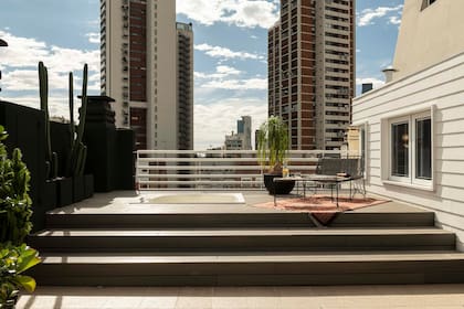 Sillon y apoya pies con estructura de hierro y tejido de soga para resistir a la intemperie (diseño del estudio). Cuando salen al solarium, sacan también la alfombra, que ya tenían.