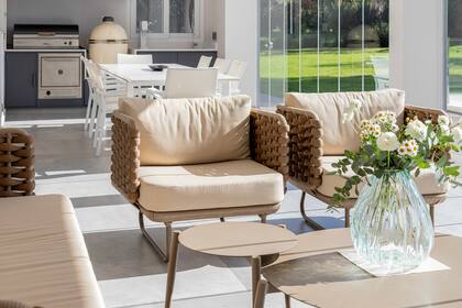 Silloncitos en conjunto con la mesa ratona (Fontenla). Vidrio plegadizo (Reiki).