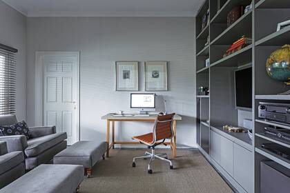 Sillones con apoyapiés tapizados en tela antimanchas con vivos en lino azul marino y almohadones a lunares en azul marino. Persianas americanas de madera (Hunter Douglas).