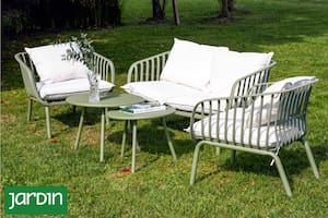 Sillones de inyección de pvc con almohadones de tela náutica y mesa con tapa de metal de Domm Home