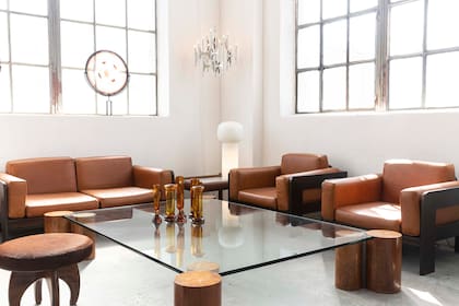 Sillones del estudio de Mario Roberto Álvarez, banqueta de Luis Casnatti, mesa baja estilo art decó.