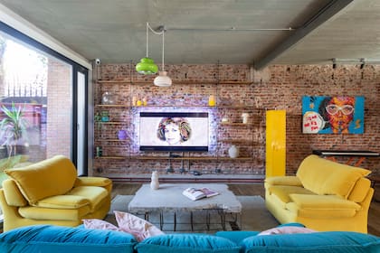 Sillones en pana amarilla y turquesa (Tapicería Carlos Méndez). Opalinas antiguas (Mercado de Pulgas). A la derecha, cuadro de la artista mexicana Valeria Garbarini.